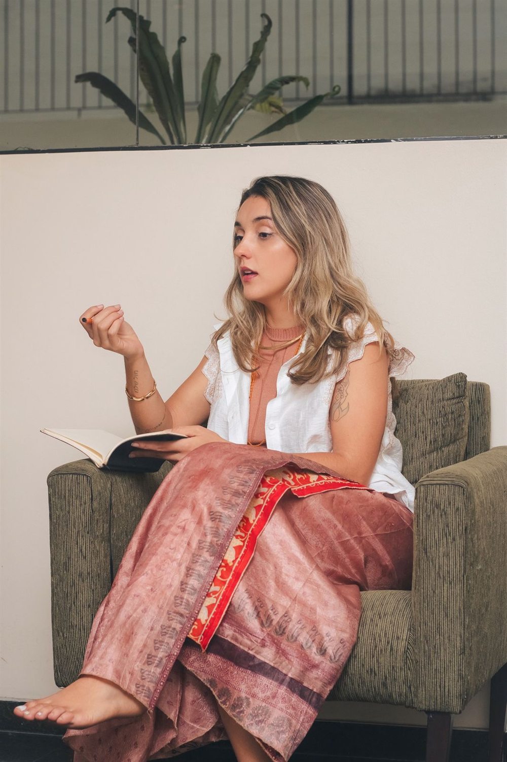Nathalia Mancini durante uma conversa de consultoria, com caderno nas mãos
